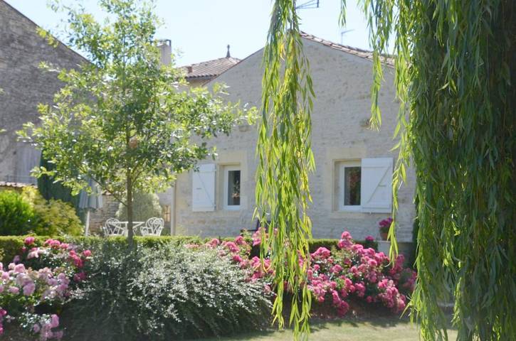 Location de vacances pour 2 personnes, avec piscine et jardin à Saint-Hilaire-de-Villefranche