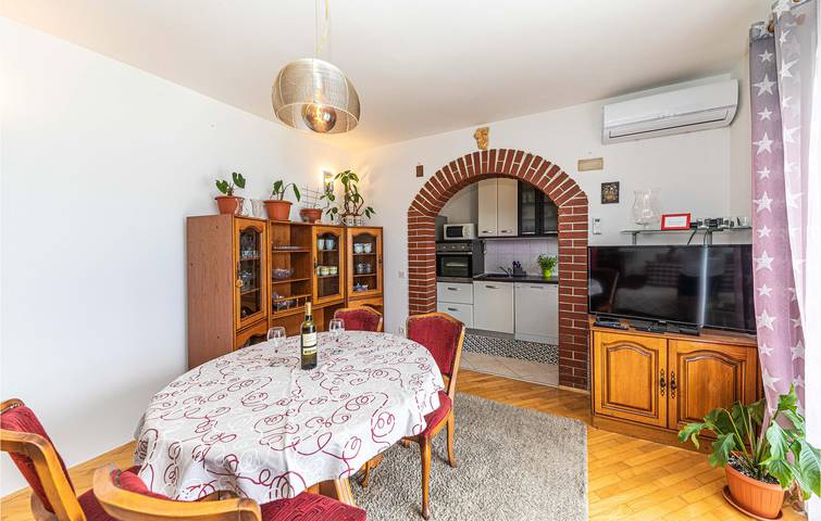 Ganze Ferienwohnung, Gemütliche 70 m² große Ferienwohnung mit WLAN, Terrasse und nur 1 km vom Strand Uvala Bočići entfernt in Okrug Gornji, Ciovo