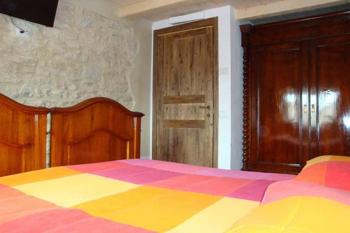 Camera matrimoniale con bagno privato, in un B&B tra Lessinia e Valpolicella in Sant'Anna d'Alfaedo, Provincia di Verona