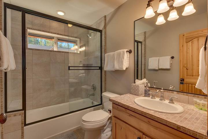 Vacation rental for 8 people, with pool and balcony in Donner Lake