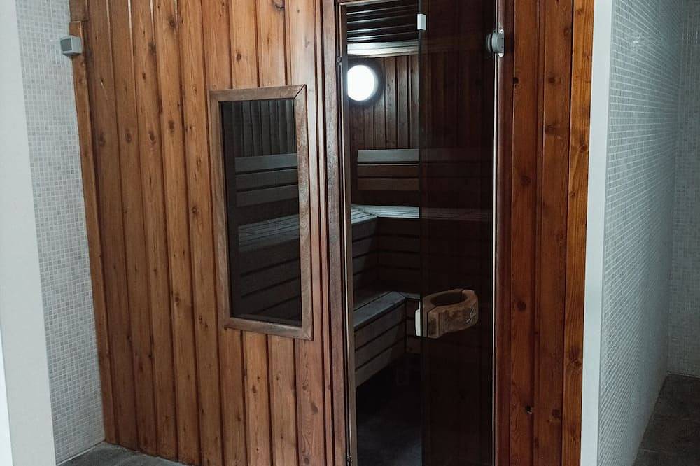Entire apartment, Charming Castle Apartment for 6 with Pool, Sauna, and Free Wifi in Jausiers in Jausiers, Mercantour National Park