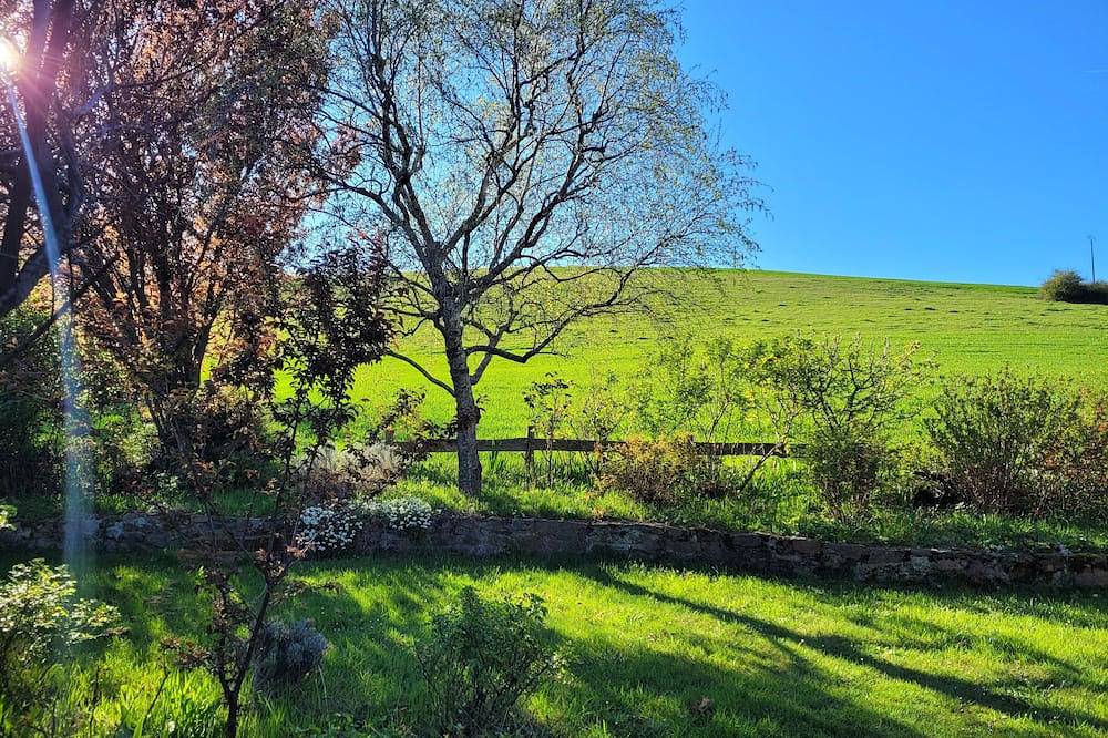 Maison de vacances « Gîte De La Source » avec terrasse et jardin privatifs in Doizieux, Parc Naturel Régional du Pilat