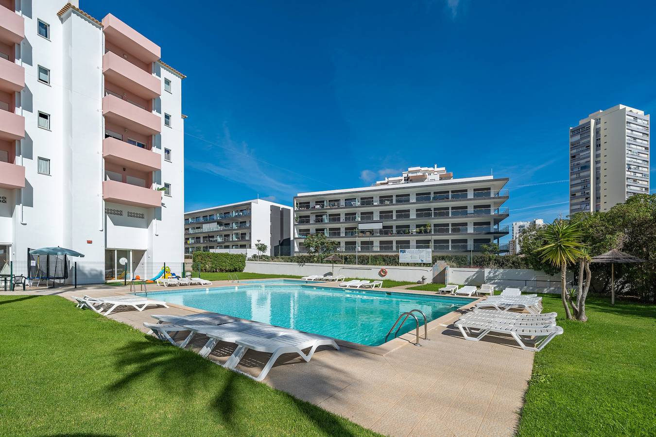 Entire apartment, Apartment 'Paraíso Beira-Mar' with Shared Pool, Wi-Fi and Air Conditioning in Praia da Rocha, Portimão