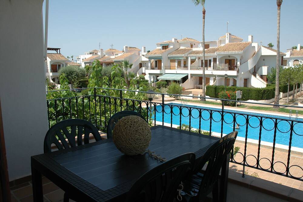 Gemütlicher Bungalow mit Terrasse mit Blick auf Pool. in Torre de la Horadada, Pilar de la Horadada