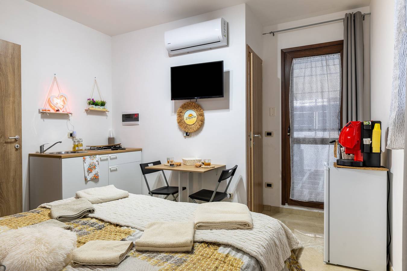 Apartamento entero, Apartamento 'L'aurora' con terraza compartida, Wi-Fi y aire acondicionado in San Vito dei Normanni, Salento
