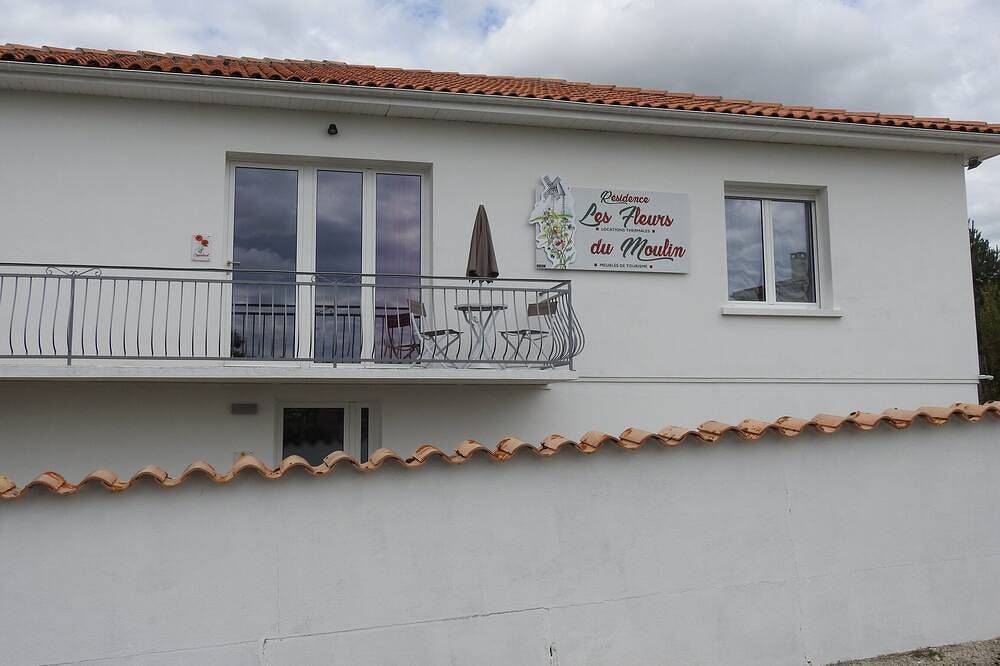 Appartement entier, Appartement situé au rez de chaussée d'une petite résidence en comportant quatre in Jonzac, Région de Jonzac