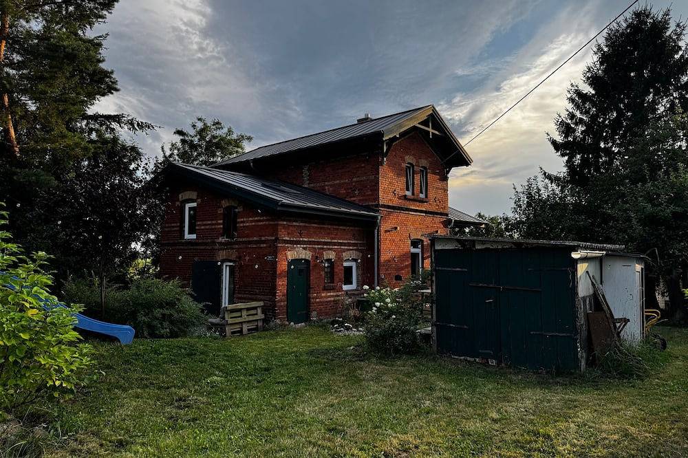 Historisches Bahnwärterhäuschen im Grünen in Groß Wokern, Mecklenburgische Schweiz