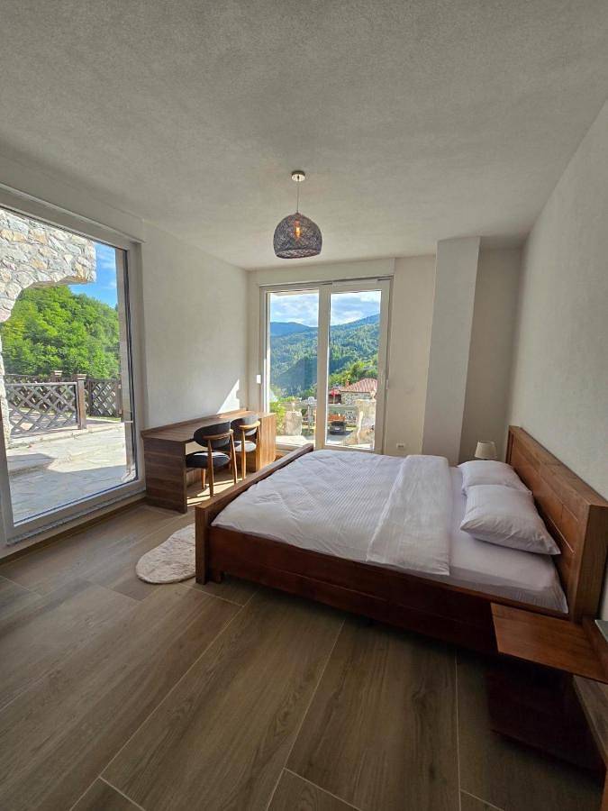 Διαμερίσματα διακοπών για 7 άτομα, με Μπαλκόνι και Ταράτσα καθώς και Κήπο και Θέα στο Κόσοβο