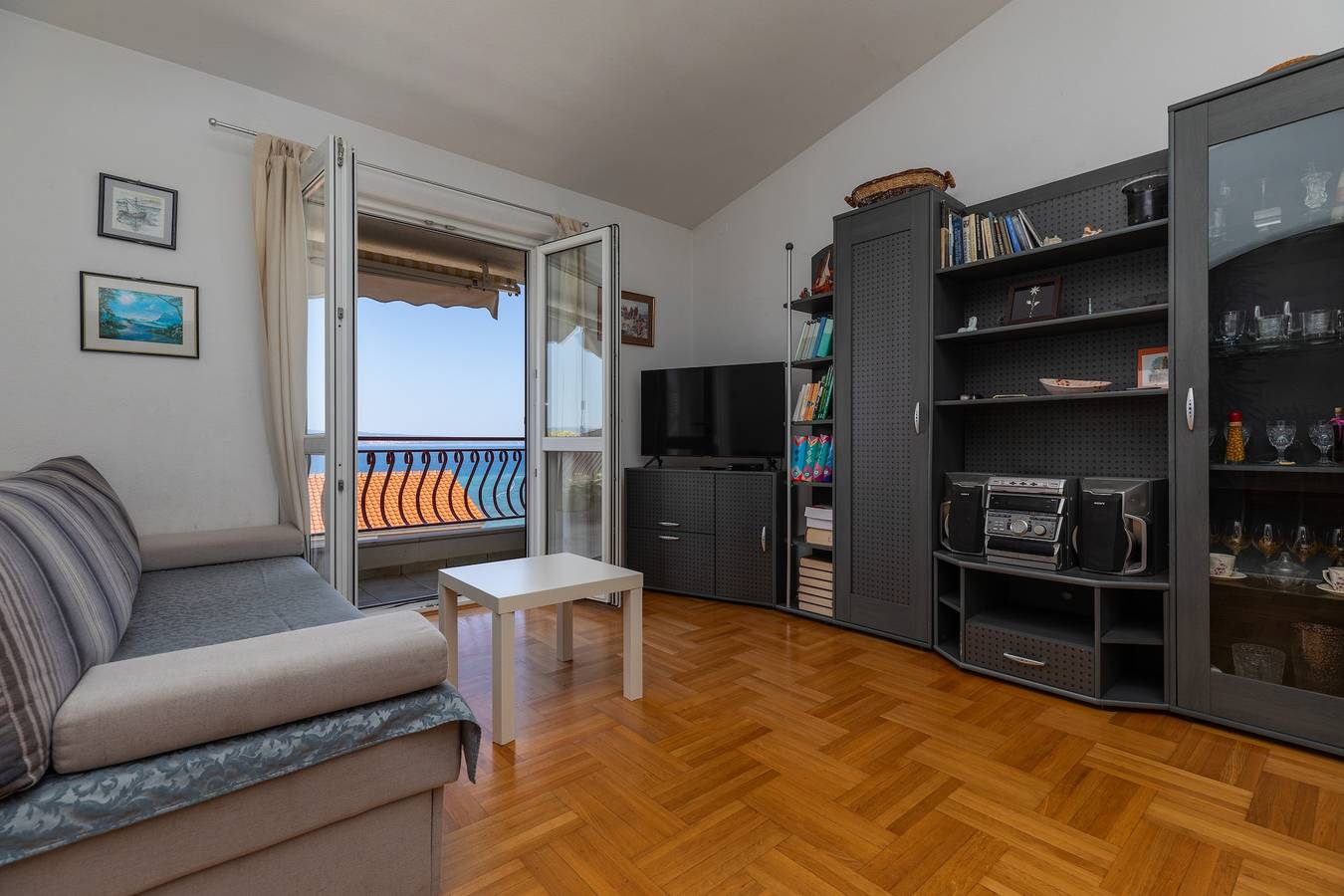 Ganze Wohnung, 3-Zimmer-Ferienwohnung mit Terrasse und Meerblick Duce, Omis A-14587-a in Dugi Rat, Omis-Riviera