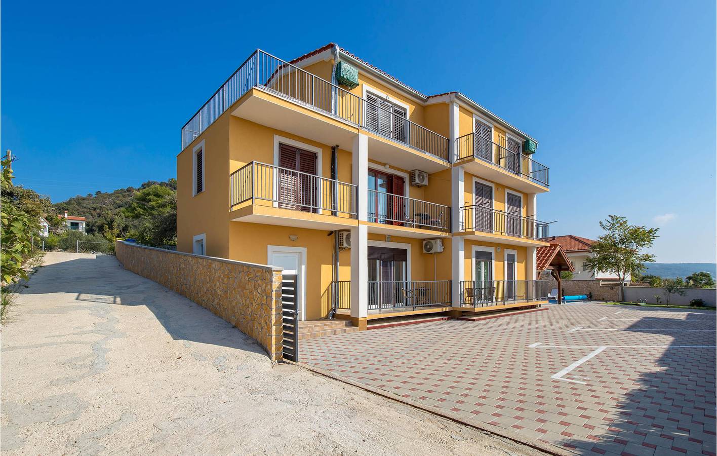 Ganze Ferienwohnung, Gemütliche 2-Zimmer-Wohnung mit Terrasse, in Strandnähe und mit guter Infrastruktur in Barbat na Rabu, Rab