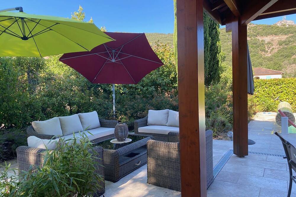 Comfortable air-conditioned villa with private heated pool in private residence. in Vallon-Pont-d'Arc, Ardèche