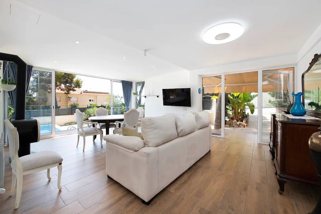 Villa 'Ethel' avec vue sur les montagnes, Wi-Fi et climatisation in Castelldefels, Baix Llobregat