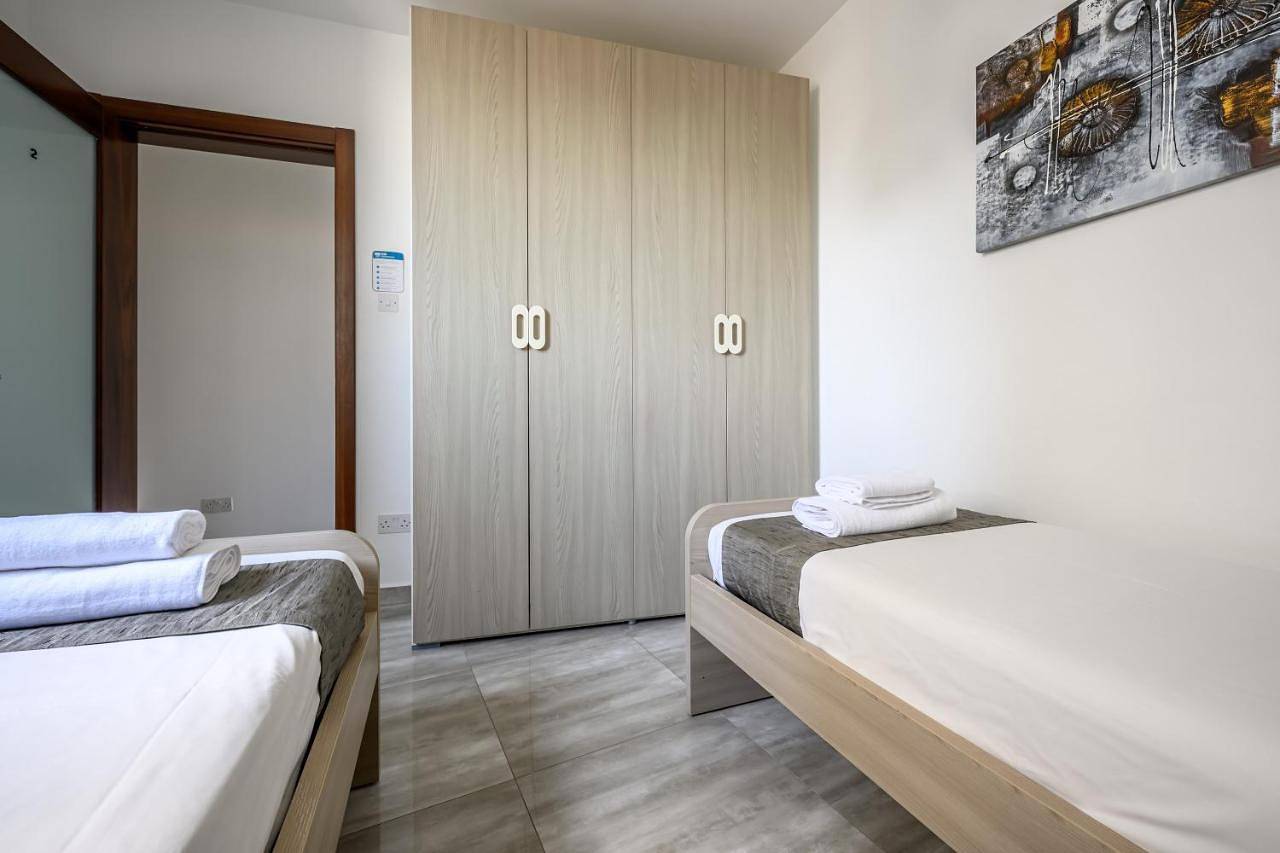 Appartement de vacances entier, F11 Room 2, Private Room two single beds shared bathroom in shared Flat in Msida, Île de Malte