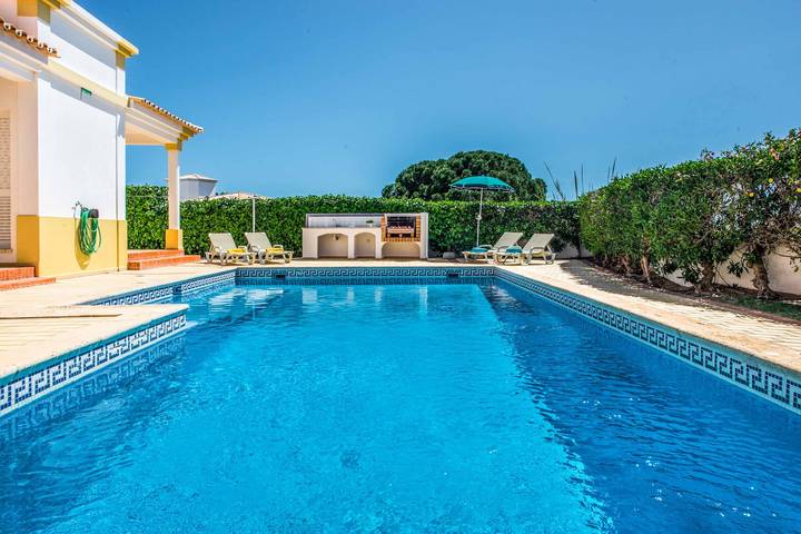 Location de vacances pour 14 personnes, avec terrasse ainsi que jardin et piscine à Guia - 3