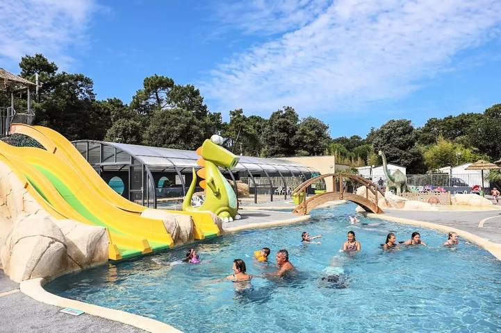 Camping pour 8 personnes, avec Terrasse et Piscine à Talmont-Saint-Hilaire