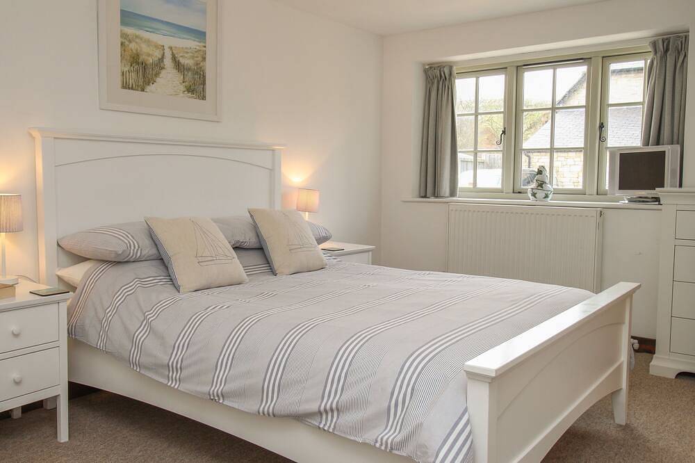 Little Forge, romantic, with open fire in West Lulworth in Lulworth Cove, Dorset