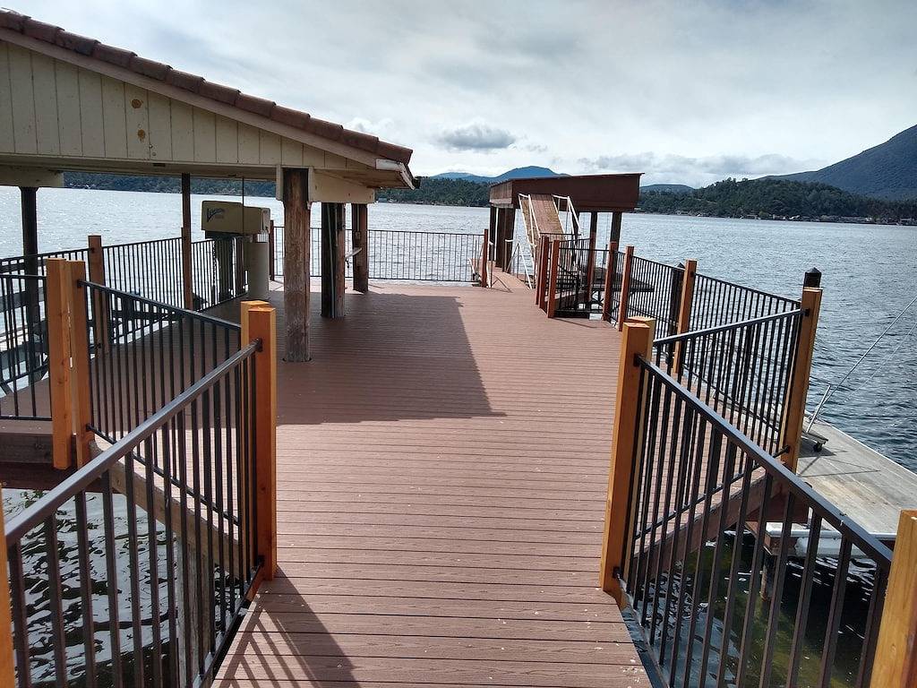 Stunning Lakefront, Huge Dock,2 Kayaks, Sleep 8, Prime fishing spot in California North Coast