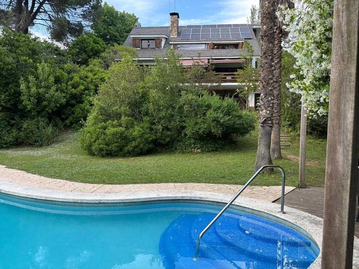 Chalet para 9 personas, con vistas además de piscina y jardín en Valles Occidental