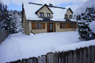 Location de vacances pour 12 personnes, avec jardin et terrasse à Espinchal