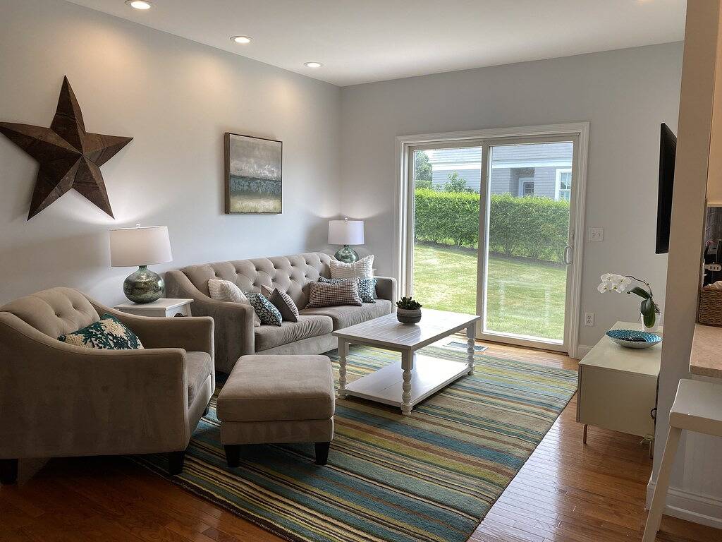 3 Br -Walk to the beaches & Cliff walk. Quiet tree lined neighborhood! in Middletown, Newport County