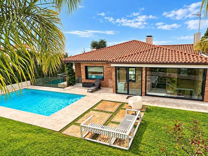 Ferienhaus für 8 Personen, mit Balkon und Terrasse sowie Garten und Pool