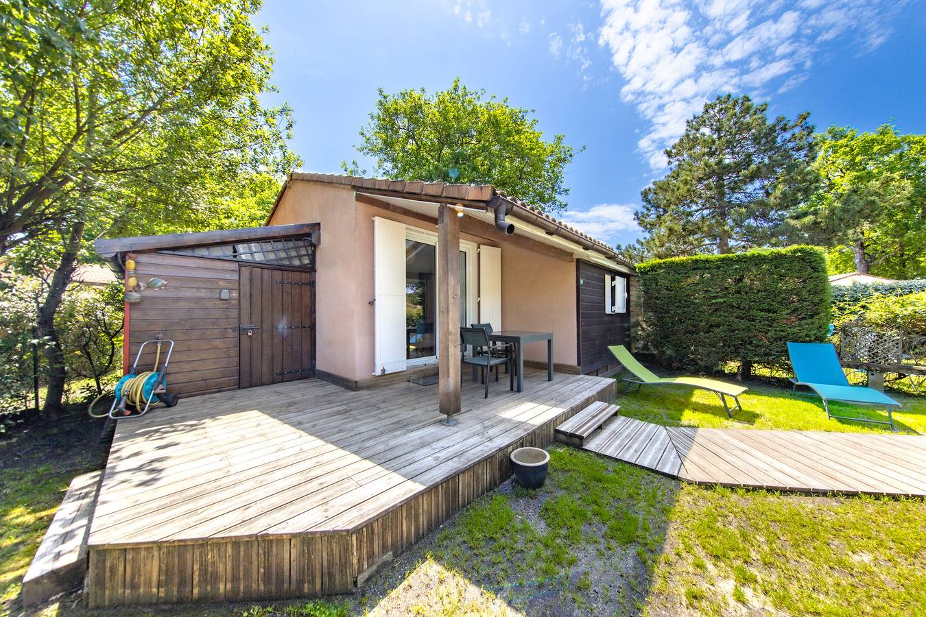 Ferienhaus - Komfortables Chalet in Fußgängerresidenz mit Garten & Parkplatz in Hourtin, Regionaler Naturpark Médoc