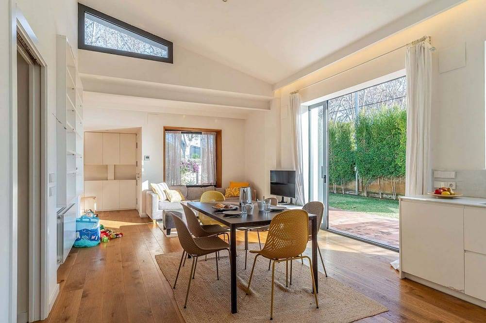 Appartamento intero, Bright house with private pool and garden located in the beautiful beach area of ​​Castelldefels. Perfect place for families with children or adults who want to spend some relaxing time together under the Mediterranean sun.This property is located in in Castelldefels, Baix Llobregat