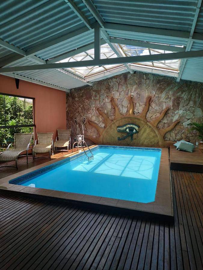 Pousadas para 2 pessoas, com jardim e sauna e ainda piscina and jacuzzi em Alto Paraíso de Goiás