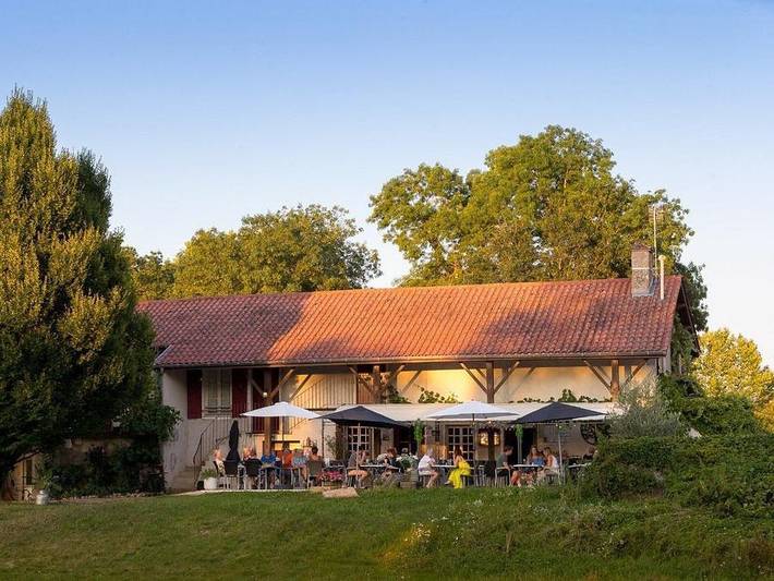 Camping pour 4 personnes, avec Terrasse ainsi que Bassin pour enfant et Piscine dans l' Ain