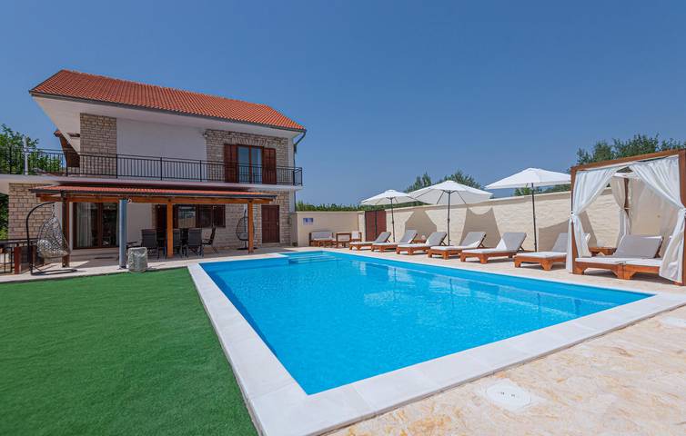Luxus-Apartment mit Pool, WiFi und Parkplatz in Skradin, Šibenik-Knin
