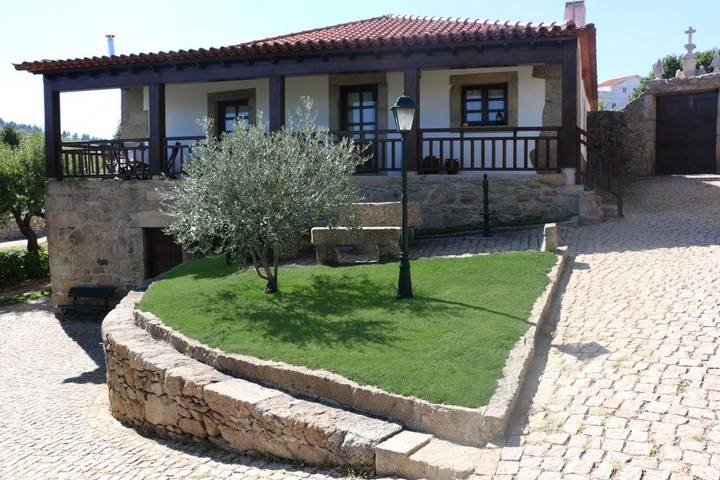 Gîte pour 2 personnes, avec terrasse et vue ainsi que jardin et piscine à Vila Flor - 3