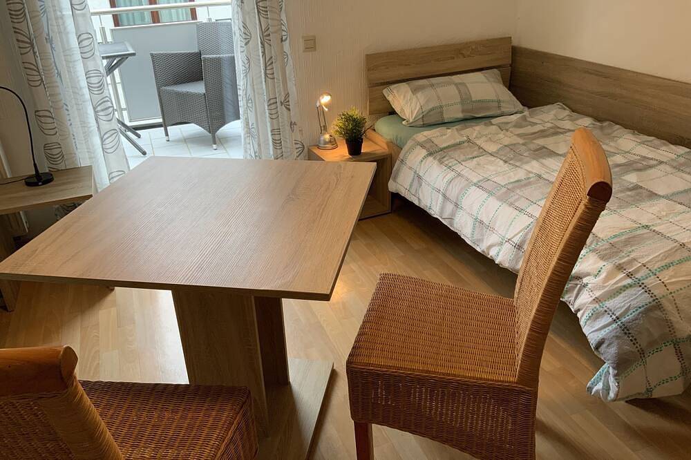 Room for fitters with shared bathroom and balcony in Weiterstadt, Hesse del Sur