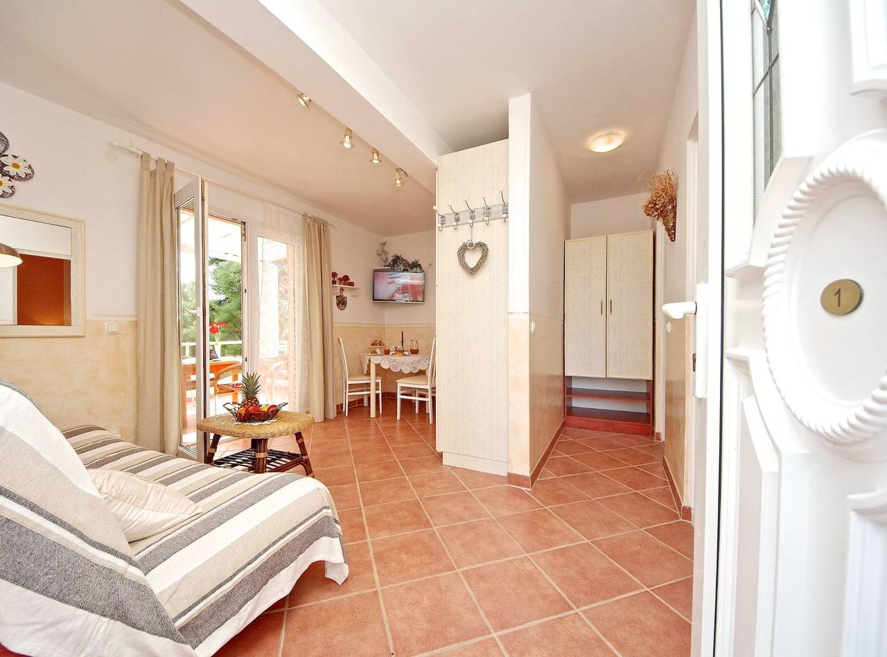Ganze Wohnung, Seafront Apartments Deveron - One Bedroom Apartment with Balcony and Sea View in Zavala, Hvar