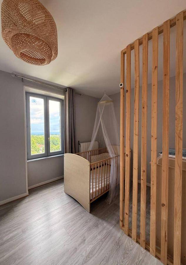 Location de vacances pour 4 personnes, avec vue ainsi que terrasse et jardin à Saint-Genès-Champanelle - 2