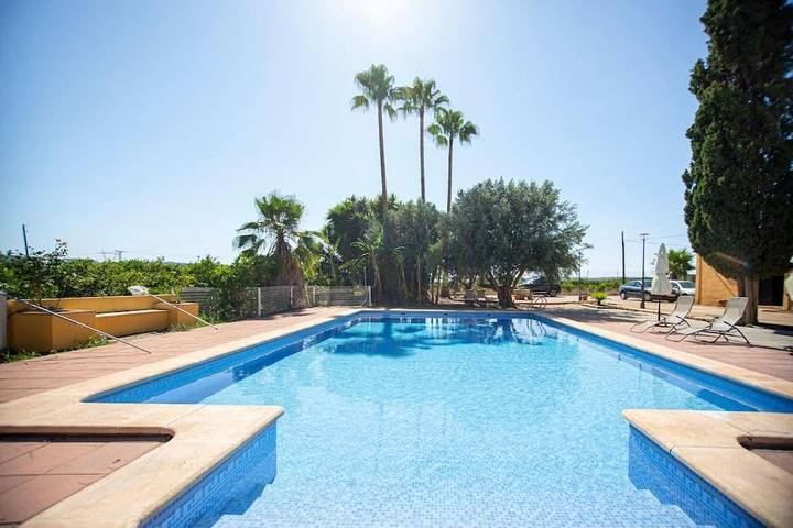 Casa rural para 13 personas, con vistas además de jardín y piscina, Se admiten mascotas en Picasent