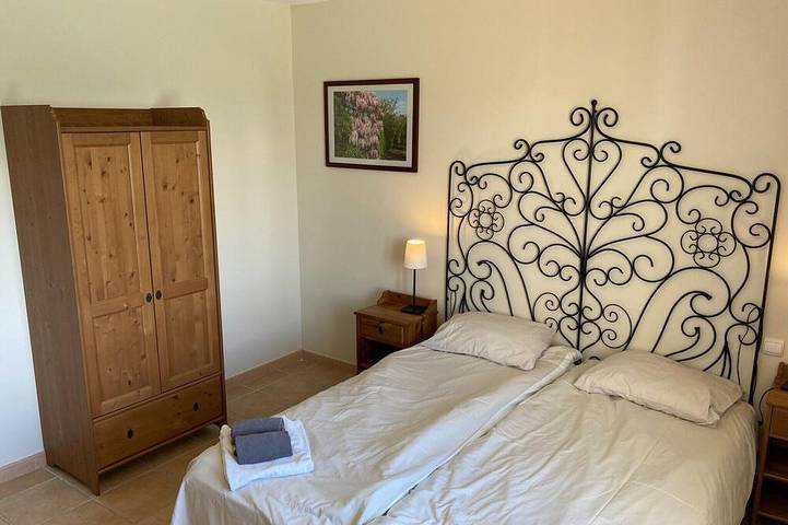 Location de vacances pour 8 personnes, avec piscine et jardin ainsi que terrasse et jacuzzi à Montbrun-des-Corbières - 2