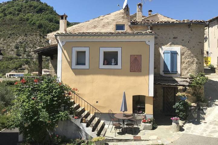 Gîte pour 6 personnes, avec terrasse à Cornillon-sur-l'Oule