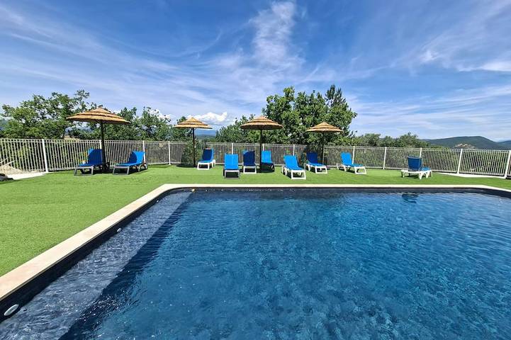 Location de vacances pour 4 personnes, avec jardin ainsi que piscine et terrasse à Dauphin (homonymie)