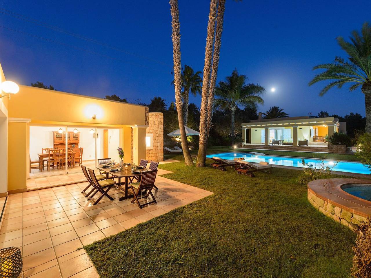 Schöne Villa Belvedere mit 4 Schlafzimmern, 3 Bädern, beheiztem Pool, zwei Whir in San José (Ibiza), Sant Josep de sa Talaia