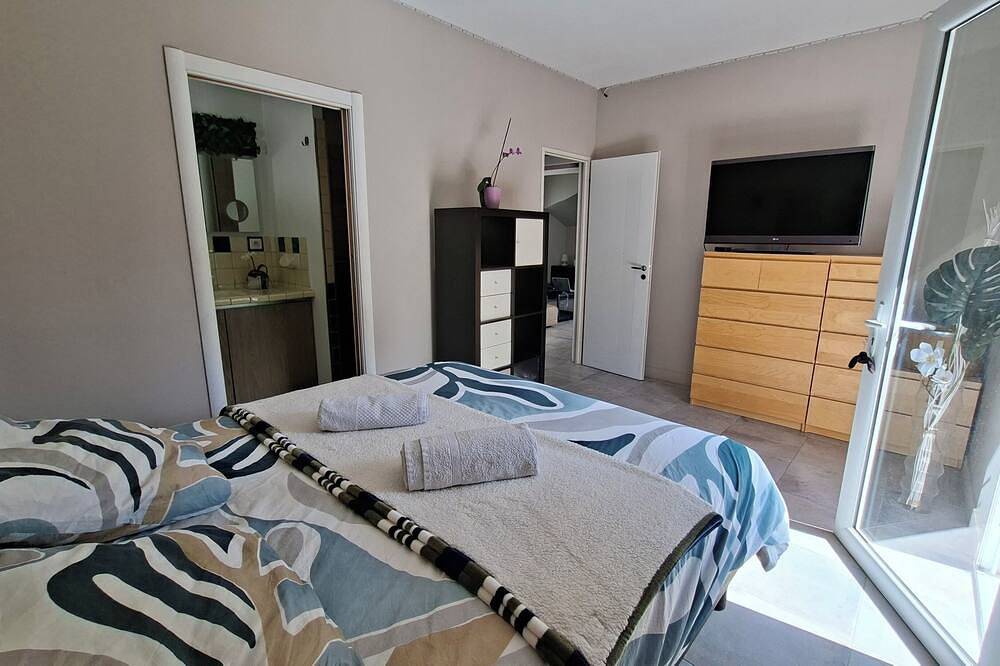 Large Modern Villa With Pool This Summer In Provence in Saint-Saturnin-lès-Avignon, Vaucluse