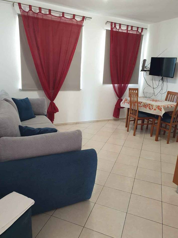 Ferienwohnung für 4 Personen, mit Garten in Pirovac