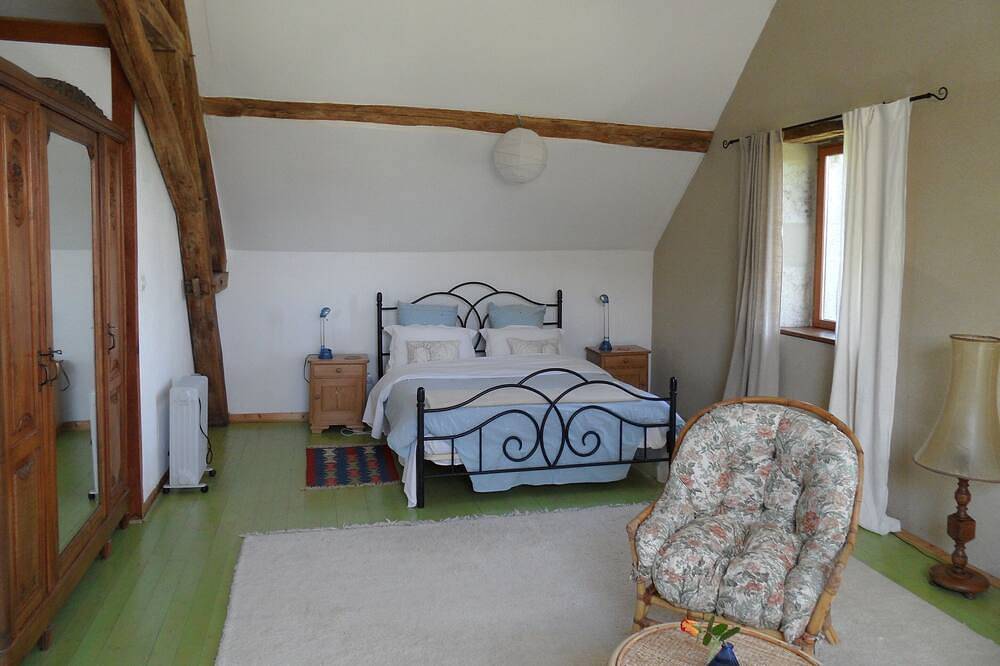 Belle maison de campagne avec vue, étang, jardin et terrasse, située dans 5 acres. in Pouzy-Mésangy, Allier