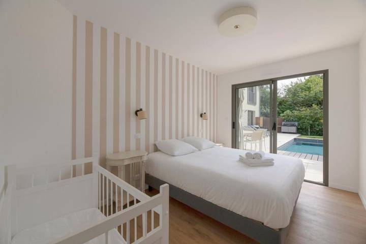 Gîte pour 8 personnes, avec terrasse et piscine dans Plage du Béchet - 2