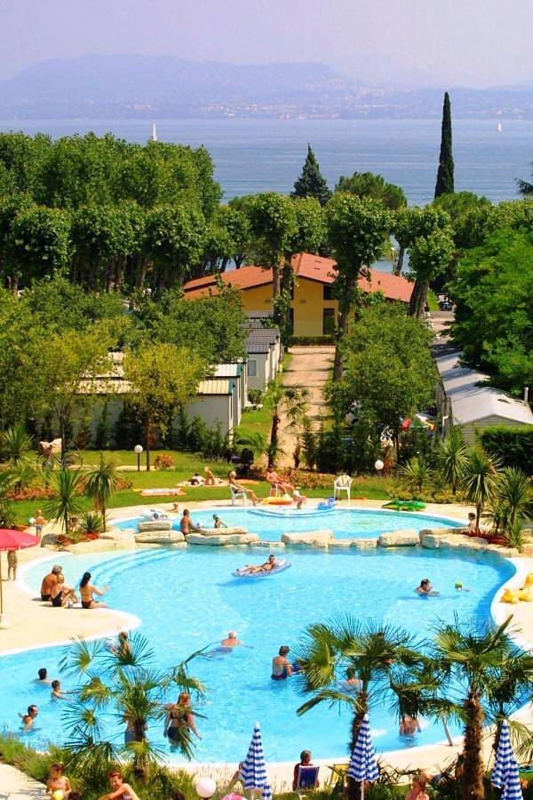 Ferienwohnung für 4 Personen, mit Balkon und Terrasse sowie Garten und Pool in Peschiera del Garda