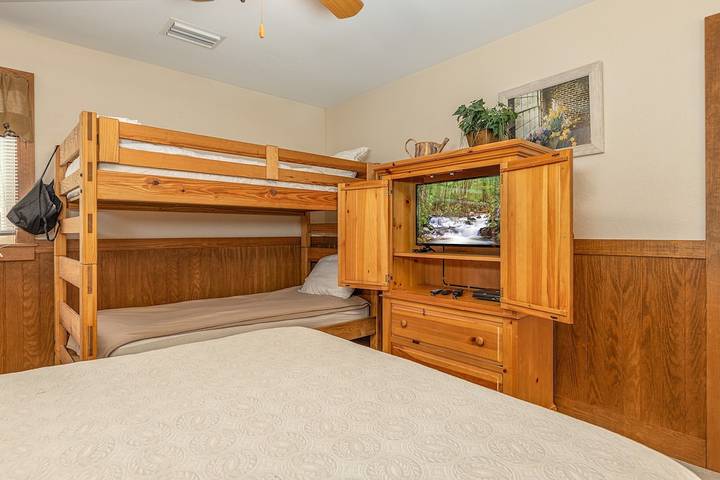 Vacation rental for 44 people, with terrace and hot tub as well as pool in Pigeon Forge