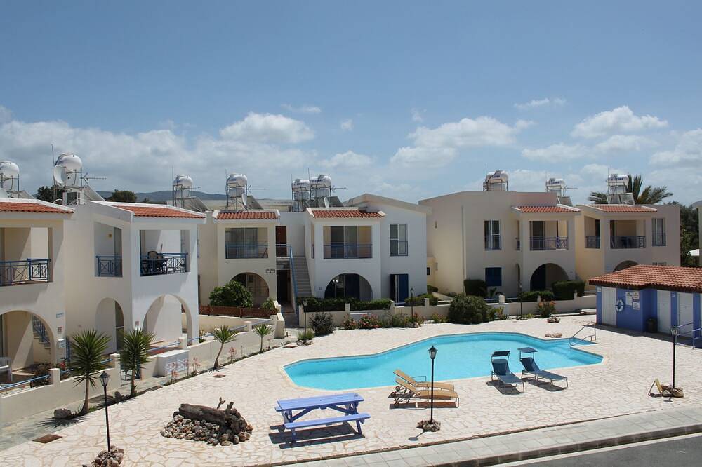 Villa With Communal Pool in Πόλις Χρυσοχούς, South Cyprus