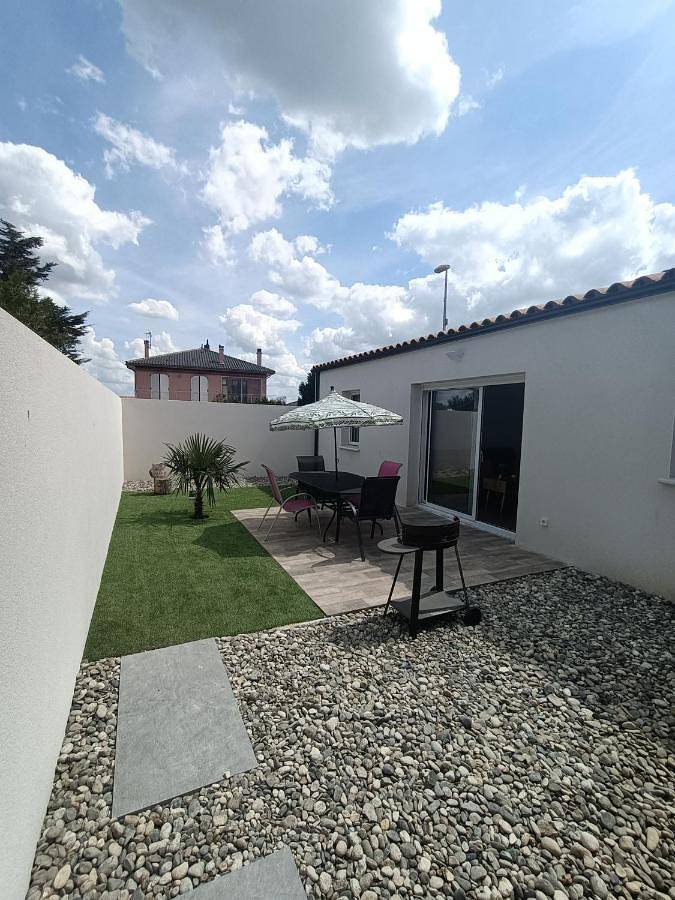 Location de vacances pour 6 personnes, avec terrasse et jardin à La Jarrie - 4
