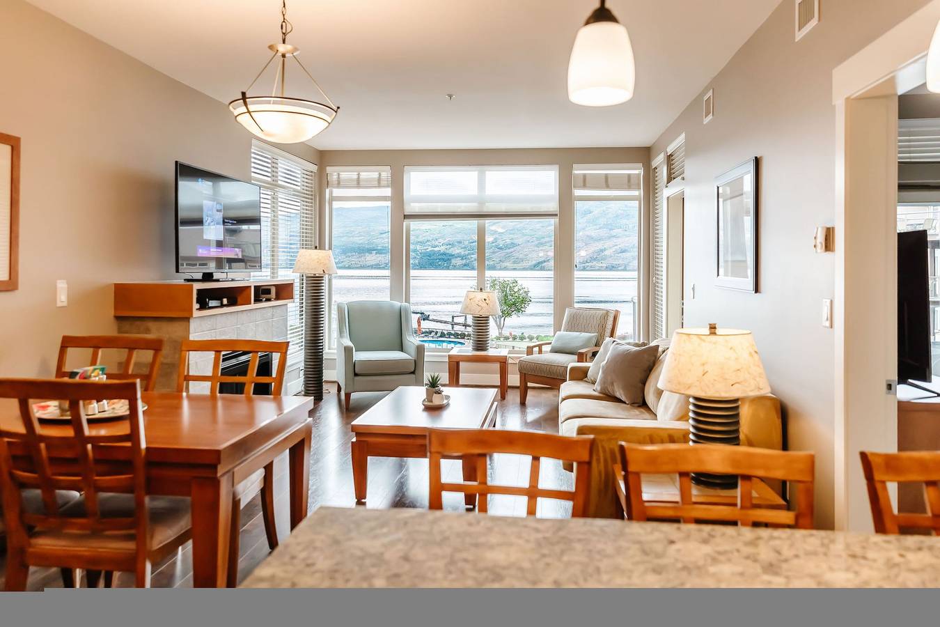 Ganze Wohnung, Sunny Skies & Lakeside Views at The Cove Resort in West Kelowna, Crystal Mountain