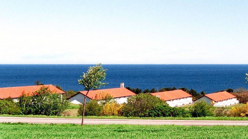 Ferielejlighed for 2 personer, med udsigt og terrasse samt pool på Bornholm