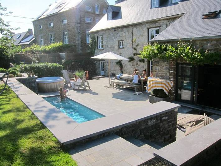 Location de vacances pour 2 personnes, avec Jacuzzi et Terrasse ainsi que Jardin et Piscine à Assesse